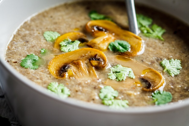 Purée De Soupe Aux Champignons à La Coriandre. Concept De Nourriture Végétarienne Saine.