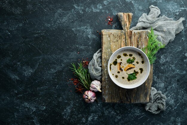 Purée de soupe aux champignons dans un bol Vue de dessus Espace de copie gratuit