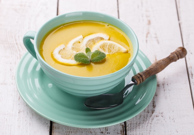 Purée de soupe aux lentilles rouges. Cuisine turque traditionnelle.