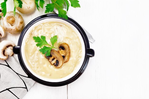 Purée de soupe de champignon dans un bol sur le dessus du panneau lumineux