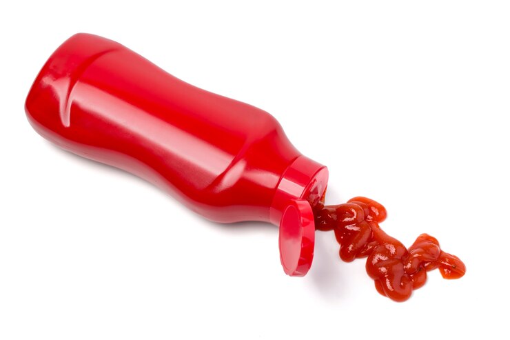 Photo purée de tomates pressée dans une bouteille