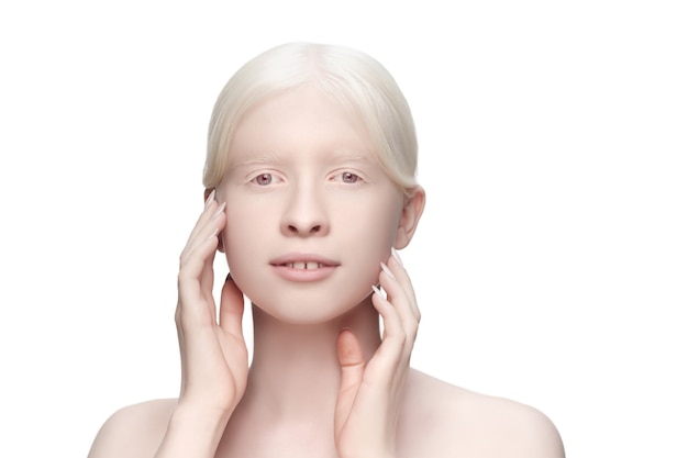 Pureté. Portrait de belle femme albinos isolée sur blanc.