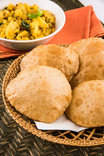 Puri Bhaji - Recette Indienne De Pomme De Terre Semi-sèche épicée également Connue Sous Le Nom De Batata Ou Aloo Ki Sabji, Servie Avec Du Poori Frit. Mise Au Point Sélective