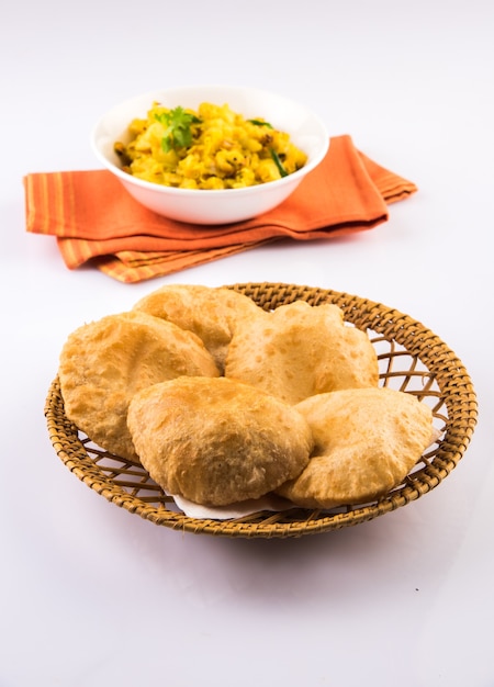 Puri Bhaji - Recette indienne de pomme de terre semi-sèche épicée également connue sous le nom de Batata ou Aloo ki Sabji, servie avec du Poori frit. Mise au point sélective