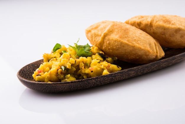 Puri Bhaji - Recette indienne de pomme de terre semi-sèche épicée également connue sous le nom de Batata ou Aloo ki Sabji, servie avec du Poori frit. Mise au point sélective