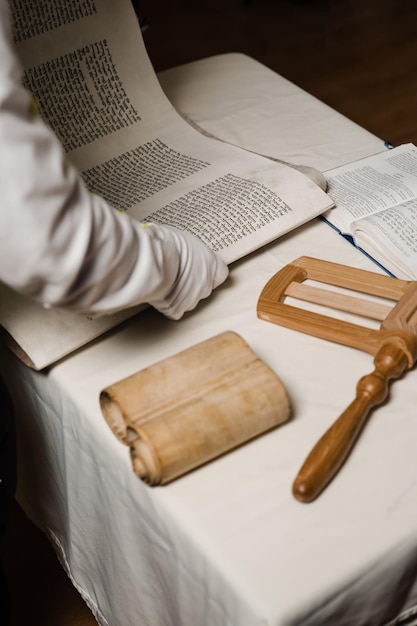 Photo purim fête religieuse juive d'israël grogger juif bruisant et bible hébraïque pour la prière et la célébration fête de purim