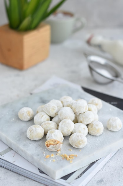 Putri salju ou snow princess white ball cookies est l'un des célèbres biscuits indonésiens pour célébrer l'ied