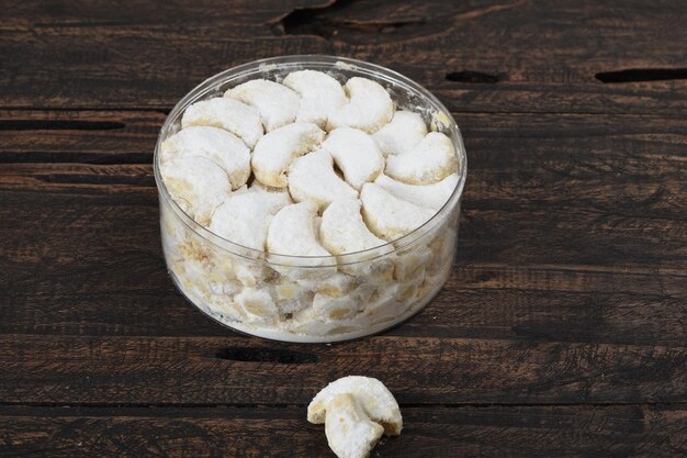 putri salju ou Snow Whitecookies sont des biscuits indonésiens en forme de croissant. enrobé de sucre en poudre