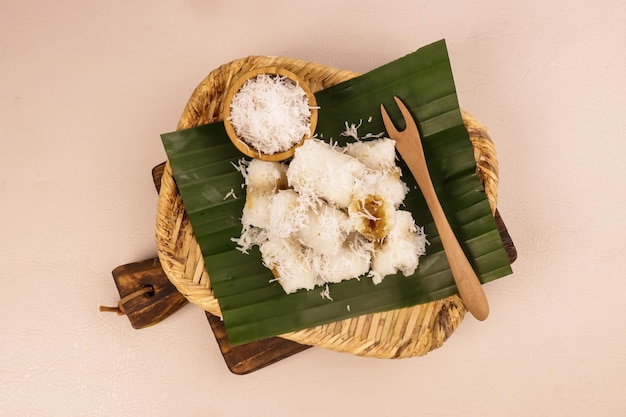 Photo putu bumbung ou kue putu bambu est un gâteau fait de farine de riz et formé à l'aide de moules de bambou
