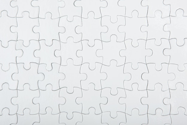 Puzzle blanc sur une vue de dessus de fond coloré