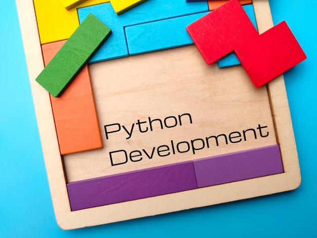 Puzzle en bois coloré avec texte Python Development sur fond bleu