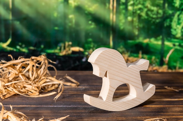 Puzzle en bois sous forme de cheval fait main sur le fond de la forêt