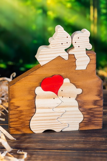 Puzzle en bois sous forme de famille d'ours faits à la main sur le fond de la forêt