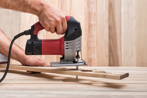 Puzzle électrique dans la main masculine