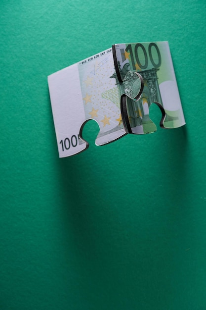 Puzzle de l'euro sur fond vert