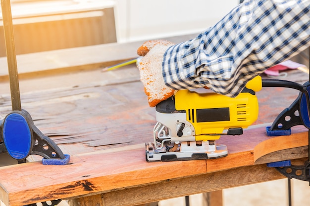 Le puzzle jaune pour le travail du bois