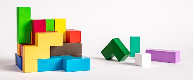 Puzzle jouet avec des blocs géométriques de couleurs vives Concept d'assemblage Pensée logique Développement de la créativité Jeu multicolore en bois