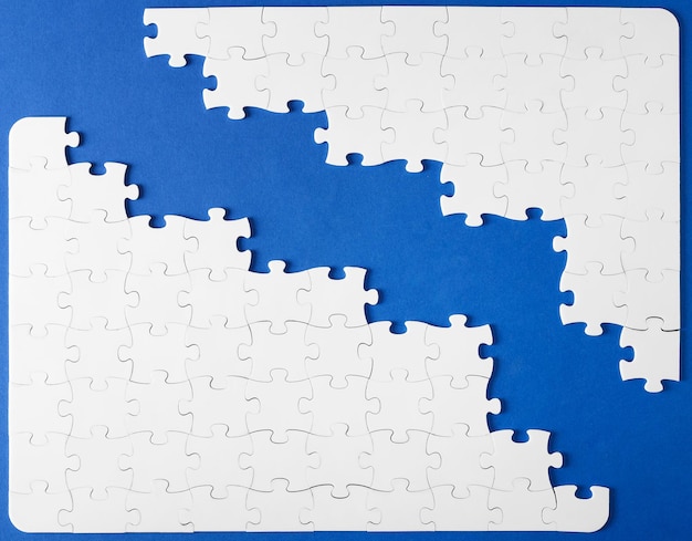 Puzzles blancs sur fond bleu vue supérieure avec espace de copie