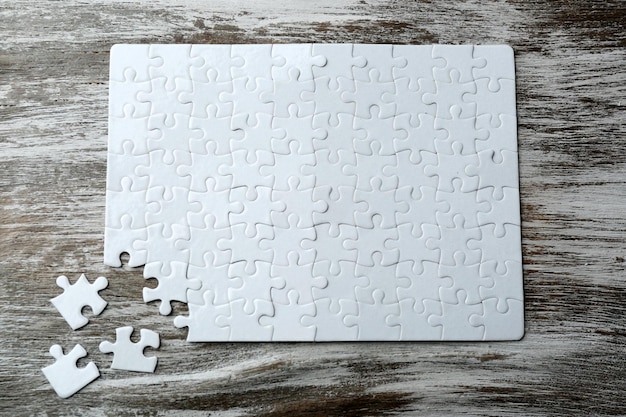 Puzzles incomplets sur table en bois