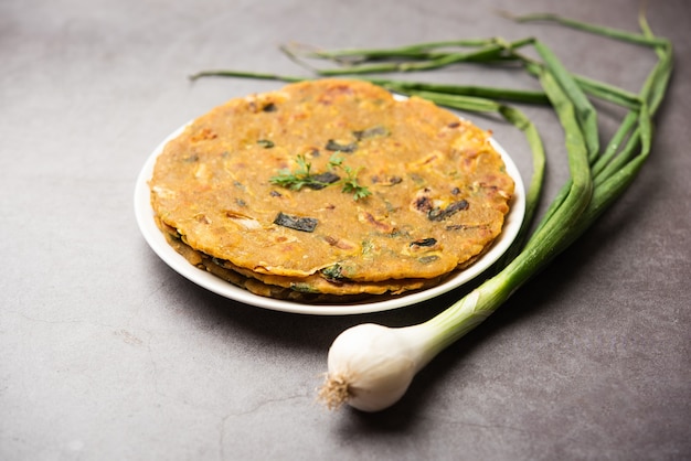 Pyaj Parantha ou oignon paratha est une cuisine pakistanaise indienne, servie dans une assiette