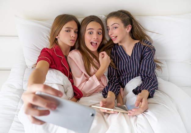 Pyjama party meilleur ami filles selfie au lit