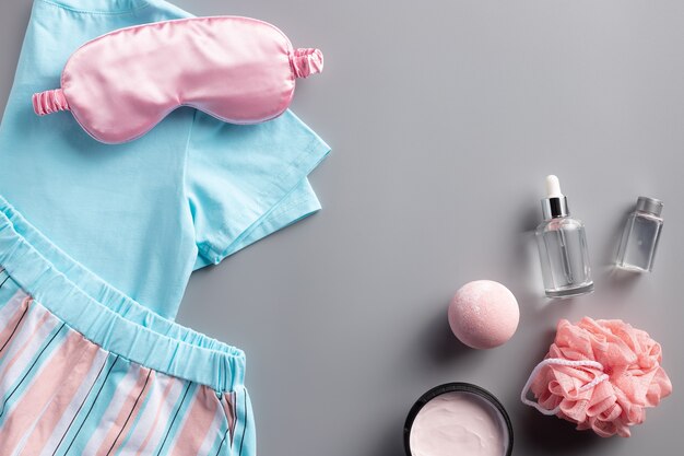 pyjamas et cosmétiques pour la routine beauté du soir