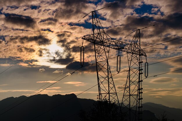 Pylône actuel en silhouette au coucher du soleil dans les collines