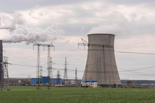 Photo pylône électrique sur le champ contre le ciel