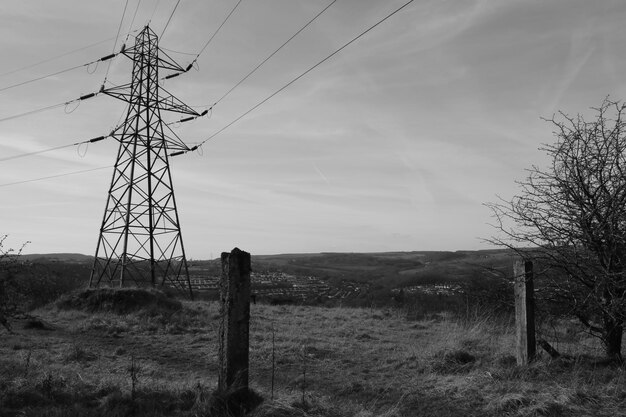 Photo pylône électrique sur le champ contre le ciel