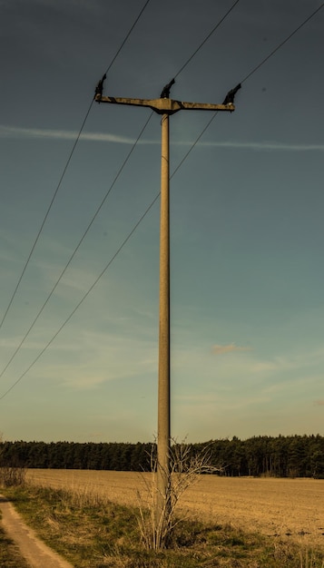 Photo pylône électrique sur le champ contre le ciel