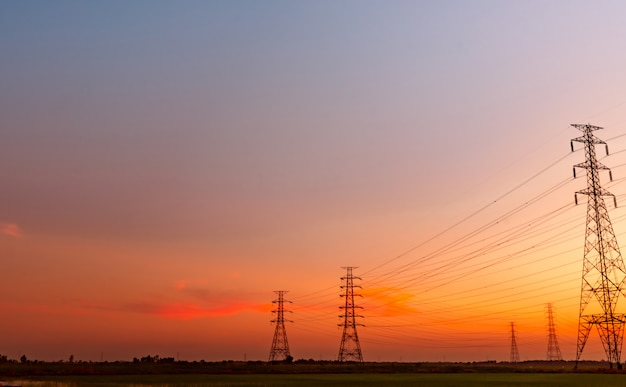 Pylône électrique haute tension et fil électrique avec ciel coucher de soleil.