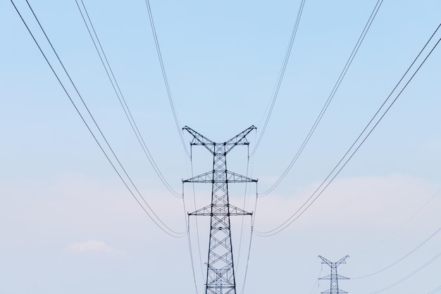 Pylône électrique libre contre un ciel bleu