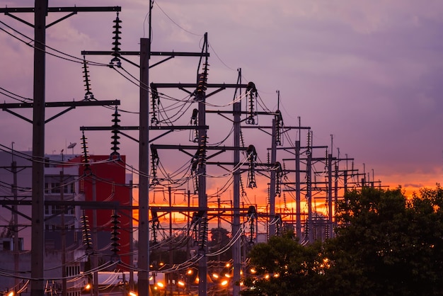 Pylône électrique la nuit