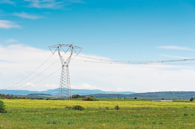 Pylône électrique sous un ciel bleu