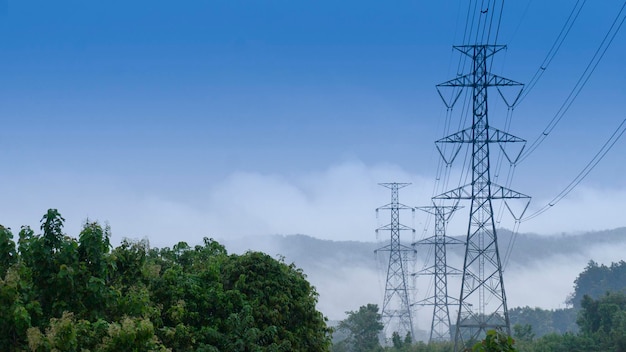 Photo pylône de ligne électrique en zone montagneuse