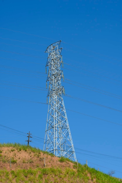 Pylône de transmission d'énergie électrique en zone rurale Infrastructure de distribution d'énergie électrique