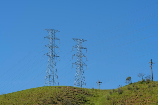 Pylône de transmission d'énergie électrique en zone rurale Infrastructure de distribution d'énergie électrique