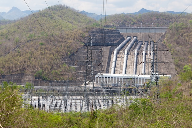 Pylônes d&#39;électricité et centrale électrique