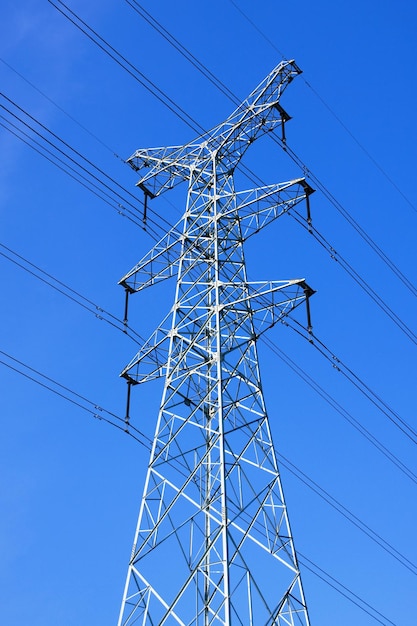 Pylônes électriques dans le ciel