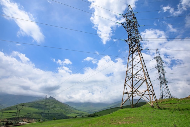 Pylônes électriques et terrain