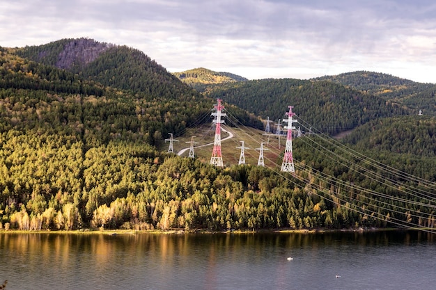 Pylônes De Ligne à Haute Tension Sur Les Montagnes Au Bord De La Rivière Production D'électricité Et Transm