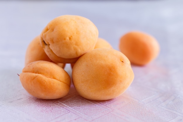 Pyramide d'abricots sur une nappe blanche