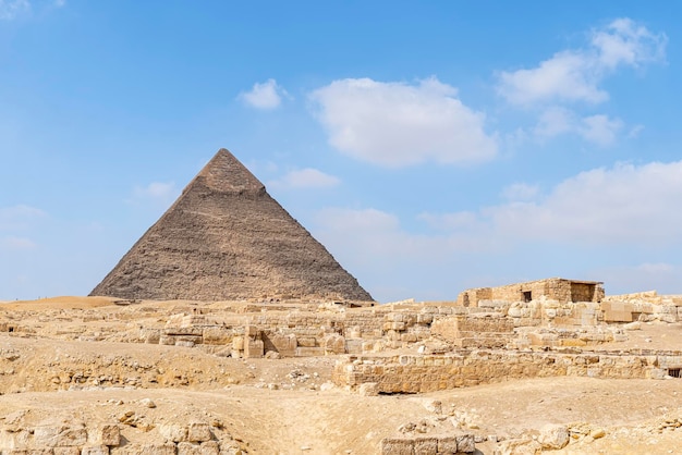 Pyramide de Chephren sur un fond de ciel bleu Les grandes pyramides de Gizeh dans la deuxième pyramide du désert