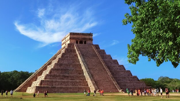 Pyramide de Chichen Itza sur fond de ciel bleu vif