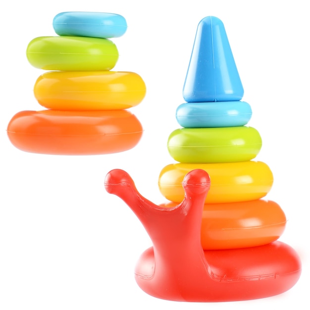 Une pyramide colorée pour un enfant isolé sur un fond blanc Des jouets éclairés éducatifs pour les tout-petits et les bébés Le développement des habiletés motrices et l'étude des couleurs