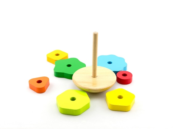 Pyramide construite à partir d'anneaux en bois colorés Jouet pour bébés et tout-petits pour apprendre joyeusement la mécanique