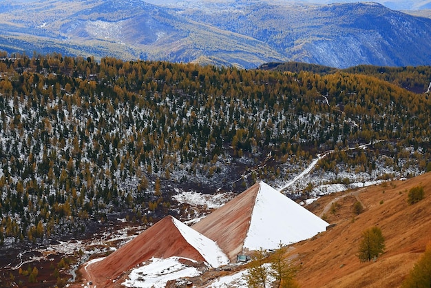 pyramide dans la neige mégalithe insolite Altaï , mysticisme extraterrestres canular