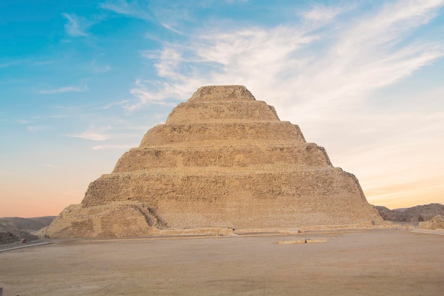 La pyramide de Djoser (ou Djeser et Zoser), ou pyramide à degrés dans la nécropole de Saqqarah, Egypte