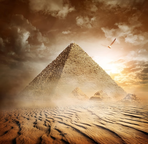 Pyramide égyptienne dans le désert près de Gizeh