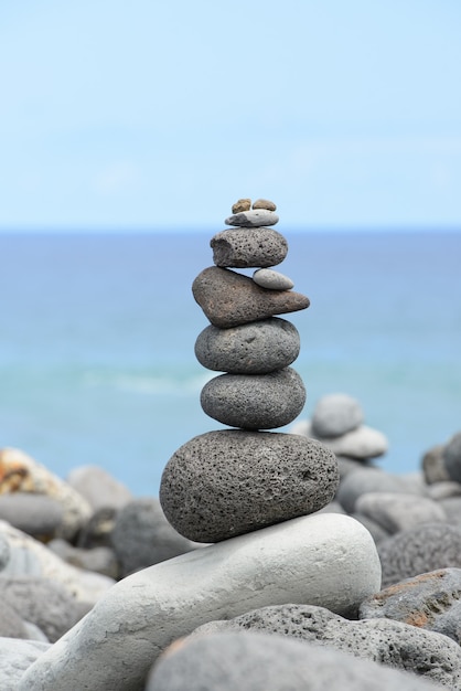 Pyramide empilée de pierres rondes au bord de la mer, concept d'équilibre